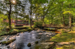 Отель Moss Cottage with Mountain Stream, Канаденсиз